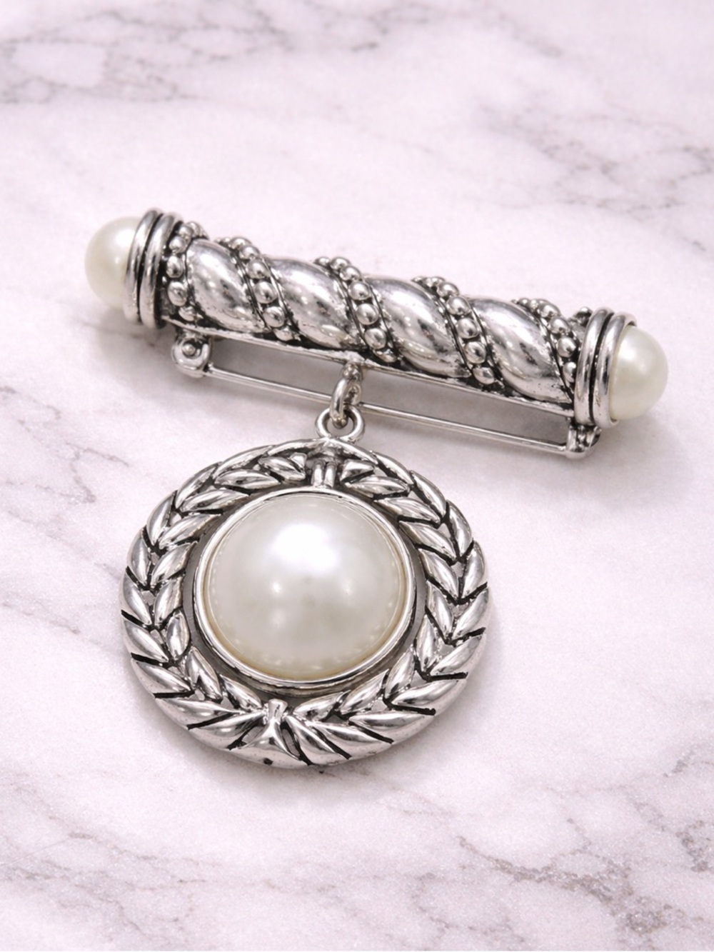 ALFRED SUNG | Silver-Tone Laurel Wreath Pendant Brooch with Pearl
